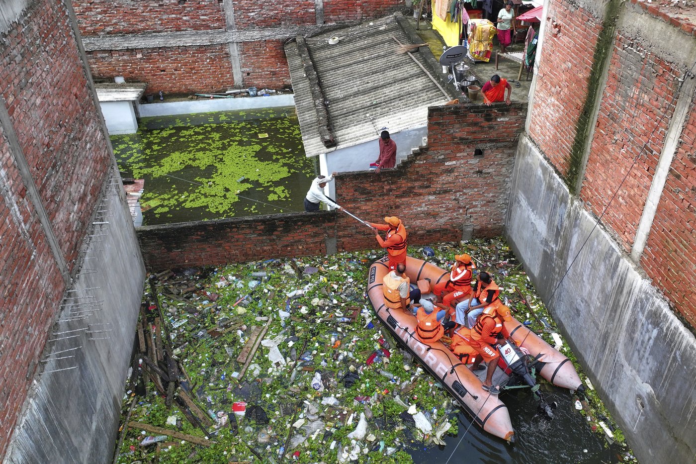 Flash floods kill at least 4 and trap others under debris in northern India | iNFOnews.ca