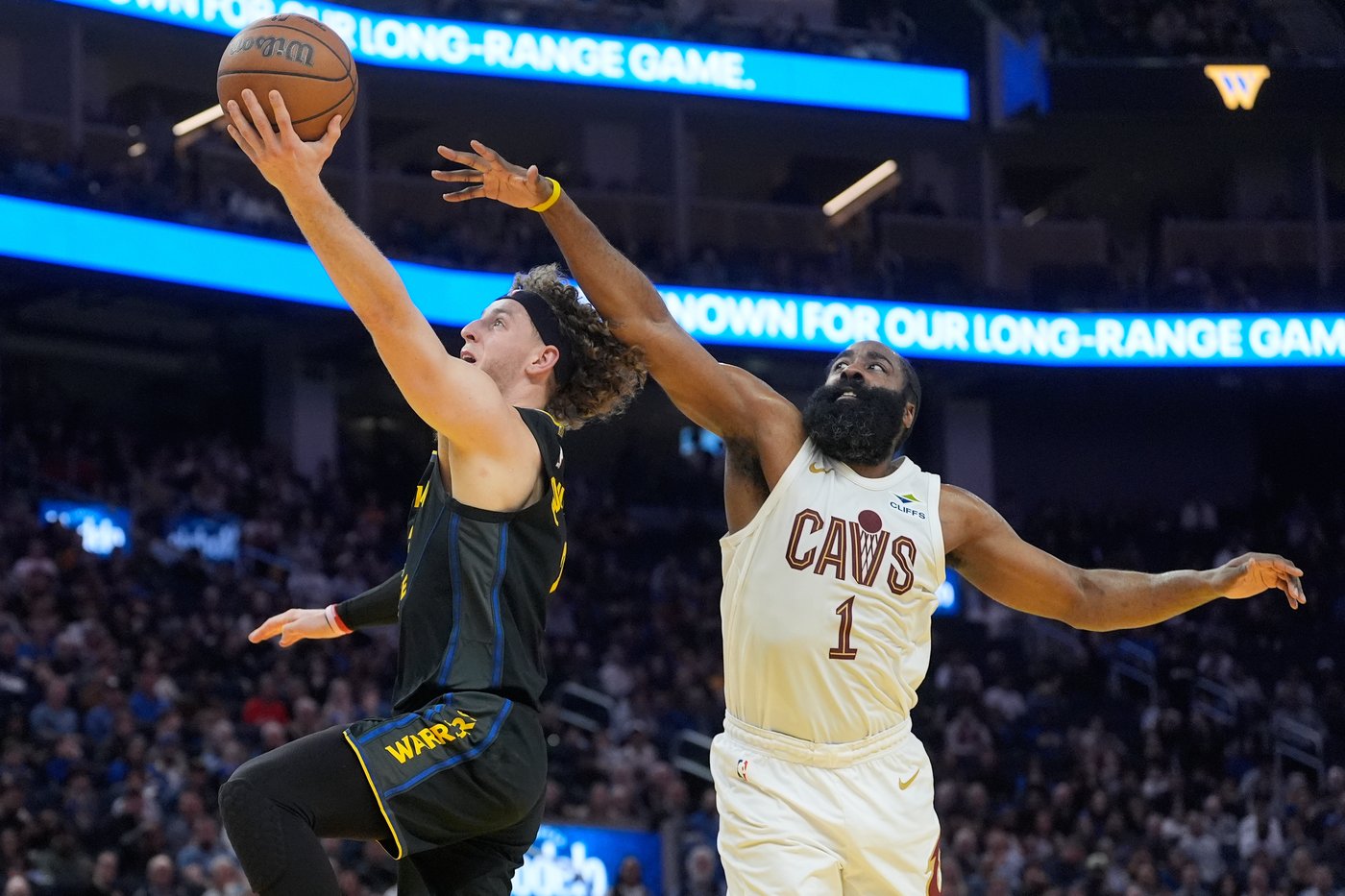 Donovan Mitchell scores 25, Max Strus 24 as Cavaliers hold off Warriors 118-111 | iNFOnews.ca