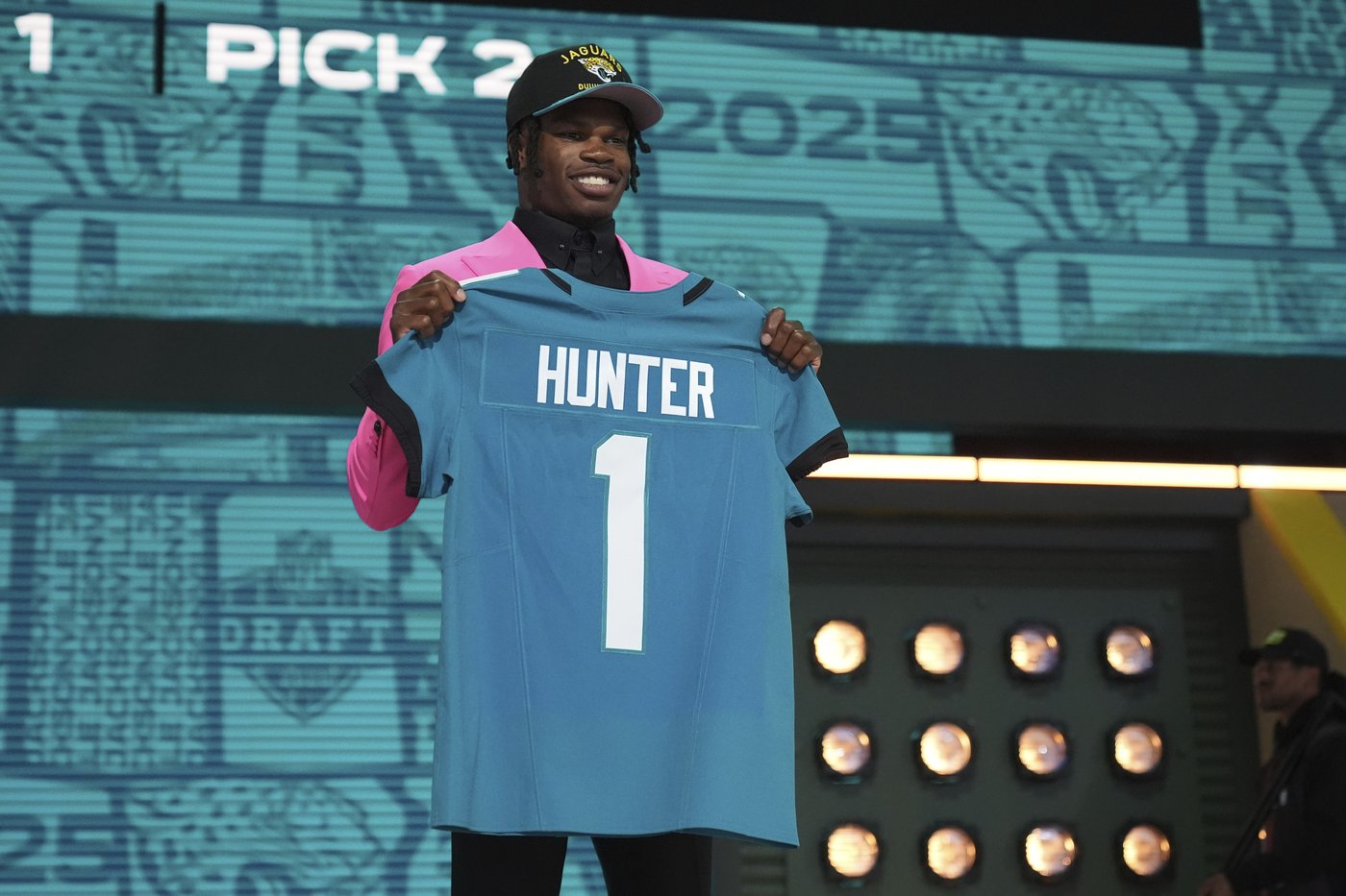A stunner in Jacksonville: Jaguars trade up to land 2-way star Travis Hunter in the NFL draft | iNFOnews.ca