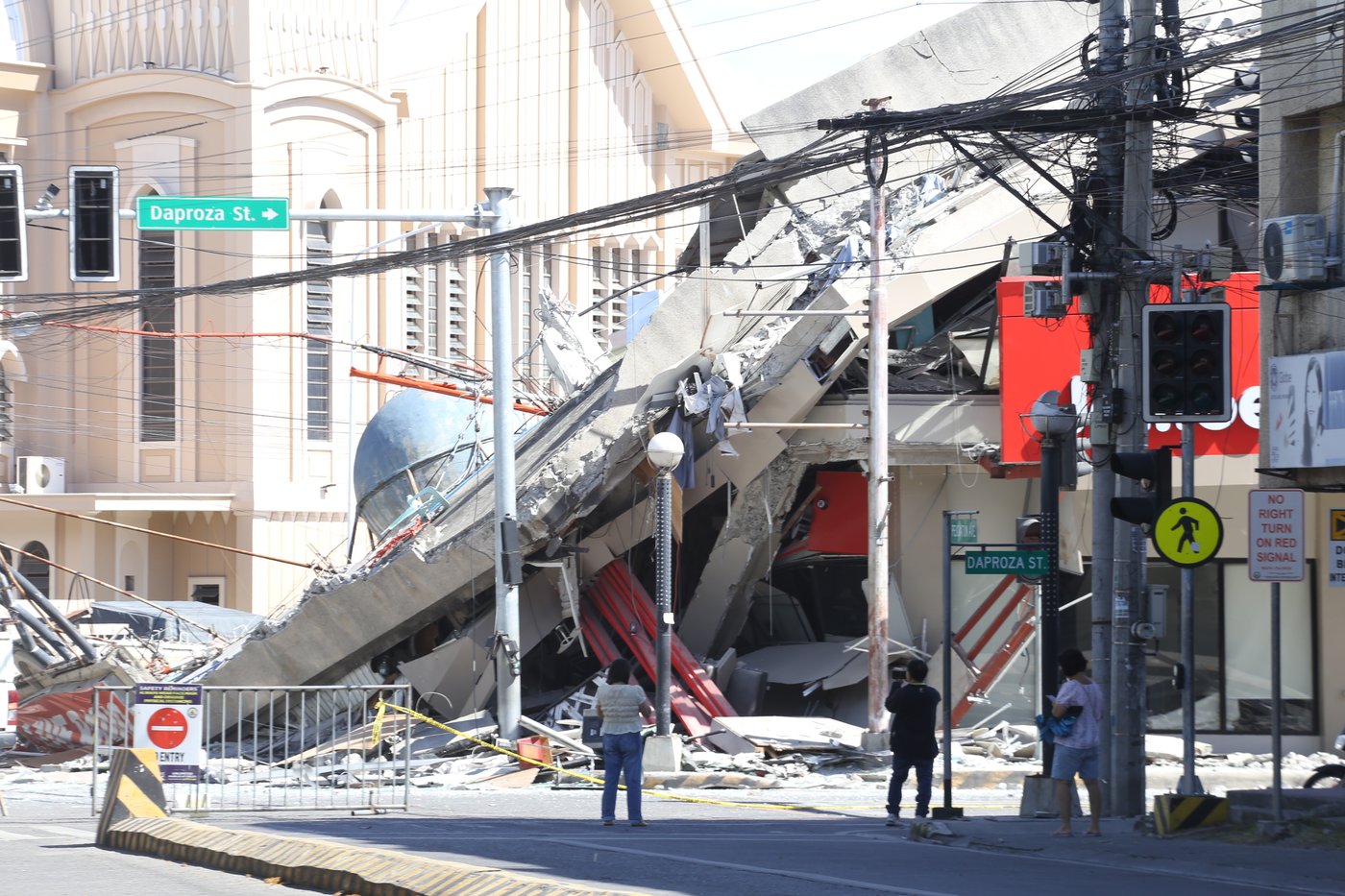 A 7.8 magnitude quake in the Philippines kills at least 35, collapses buildings and sparks tsunami | iNFOnews.ca