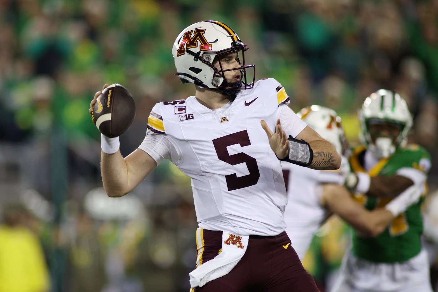 Dante Moore throws for 2 touchdowns and No. 7 Oregon routs Minnesota 42-13 | iNFOnews.ca Dante Moore throws for 2 touchdowns and No. 7 Oregon routs Minnesota 42-13 | iNFOnews.ca