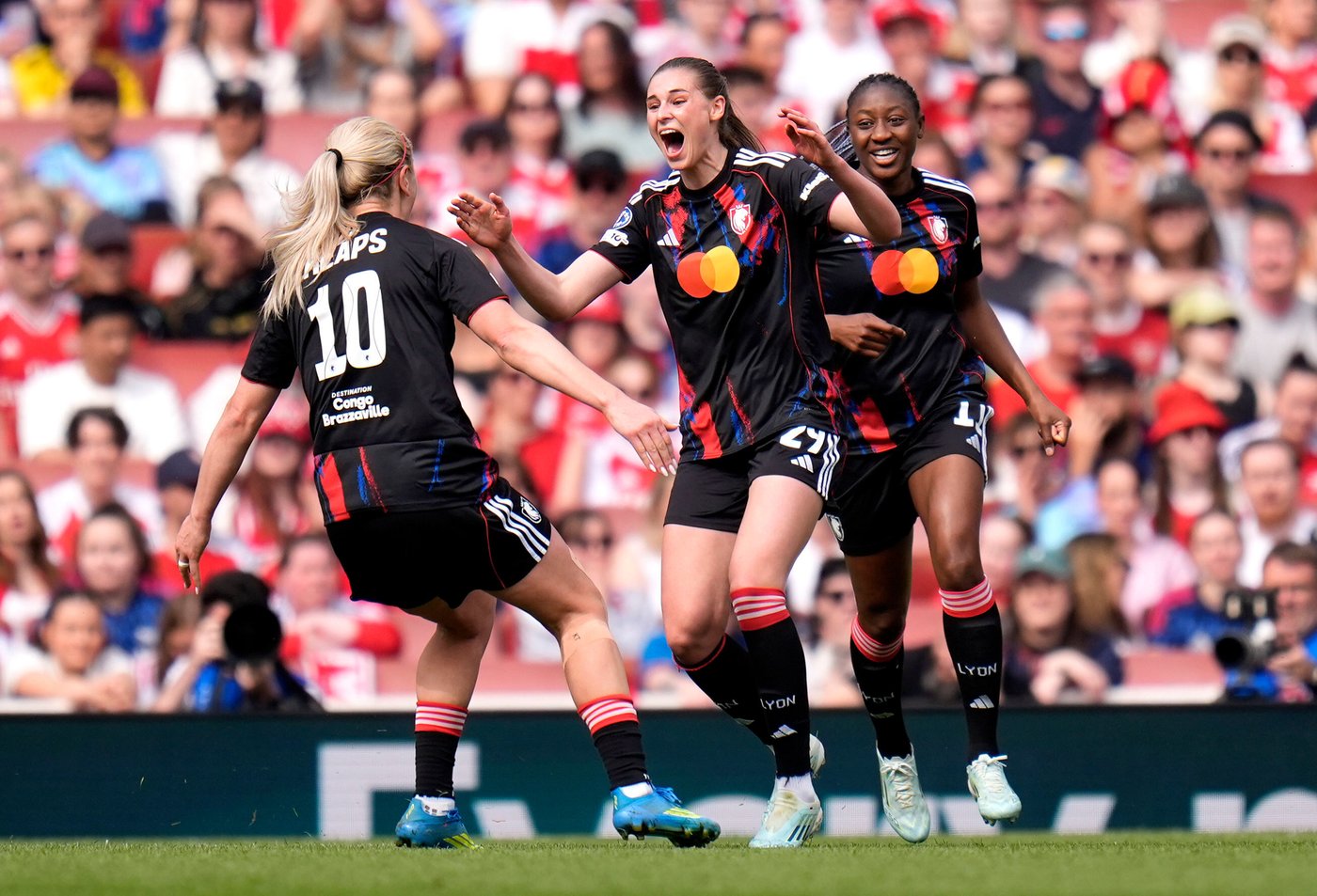 Arsenal capitalizes on Lyon blunders to win 2-1 in Women's Champions League semifinals | iNFOnews.ca