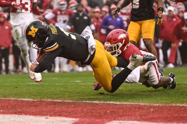 Missouri runs for 322 yards in win over Arkansas | iNFOnews.ca