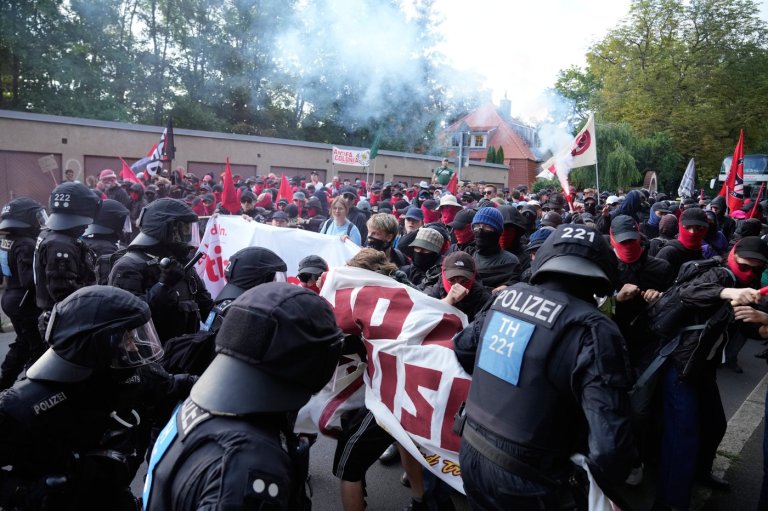 Far-right Alternative for Germany party elects leaders as protesters and police clash | iNFOnews.ca