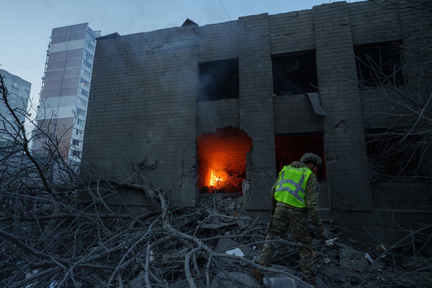 Russia hammers Ukraine for a 3rd straight day, flattening a Kyiv apartment block and killing 9 | iNFOnews.ca