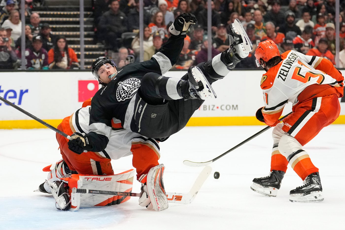 Beckett Sennecke sets up Mikael Granlund in OT, Ducks beat Kings 2-1 for weekend sweep | iNFOnews.ca