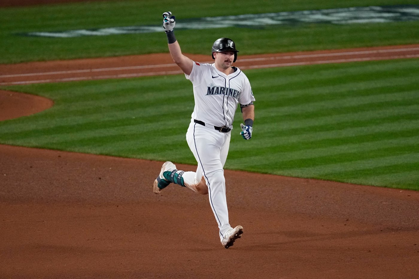 Raleigh's 64th homer of the year sparks Mariners' 8th-inning rally against Blue Jays | iNFOnews.ca