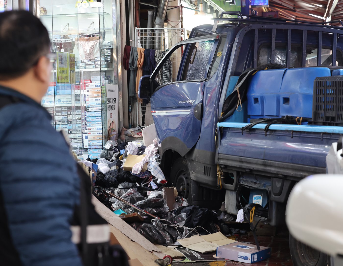 A truck hits pedestrians at a market in South Korea, killing 2 and injuring 18 | iNFOnews.ca