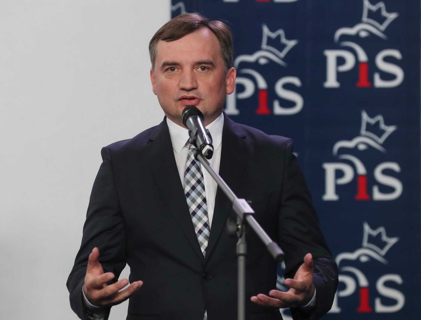 Former Polish justice minister who faces prosecution at home says he's traveled from Hungary to US | iNFOnews.ca