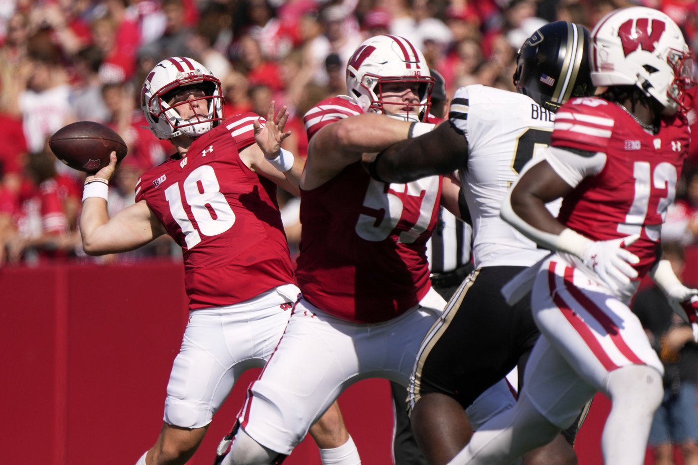 Locke throws for 359 yards and 3 TDs as Wisconsin steamrolls slumping Purdue 52-6 | iNFOnews.ca