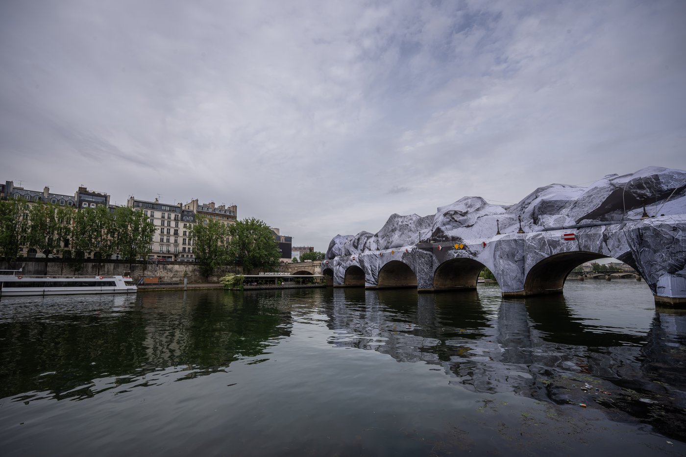 Monumental cave art on Paris' oldest bridge finally opens, as the public steps and sniffs inside | iNFOnews.ca