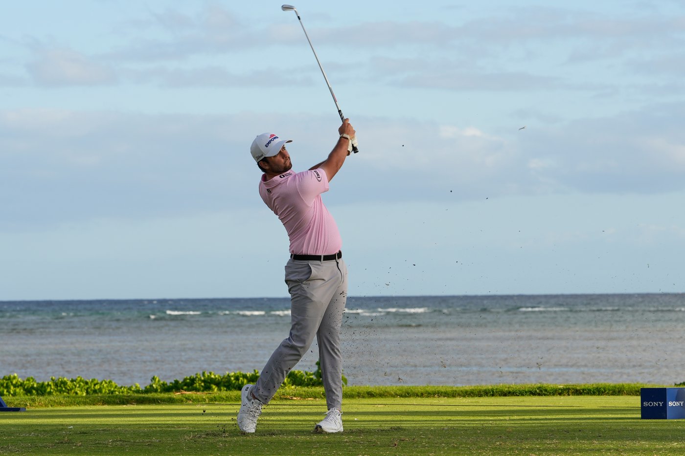 Davis Riley takes 2-shot lead in PGA Tour opener at windswept Waialae | iNFOnews.ca