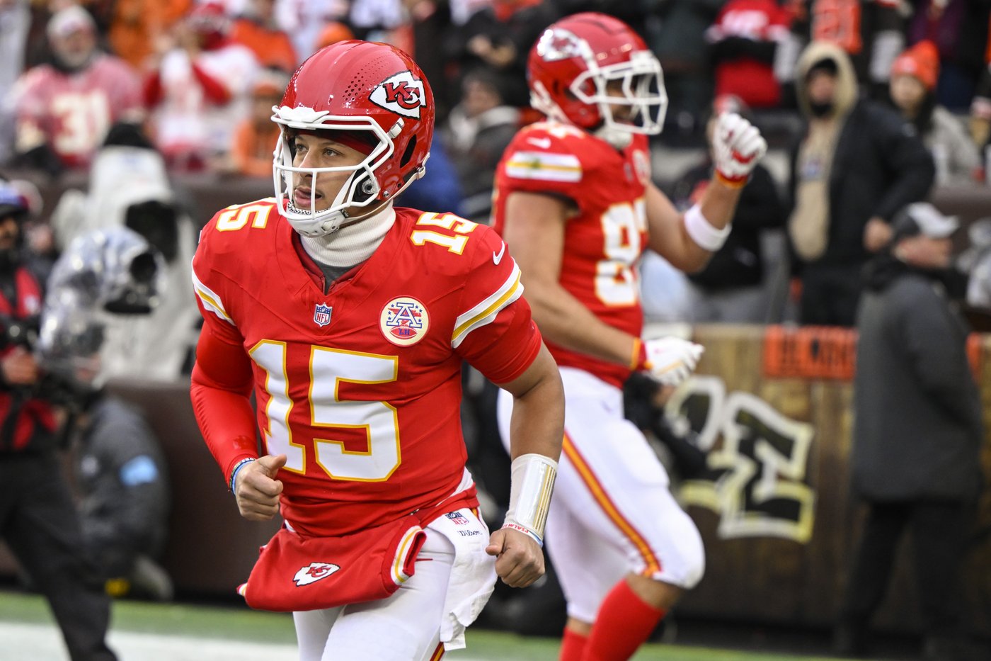 Mahomes throws 2 TD passes, leaves with ankle injury in Chiefs' 21-7 win. X-rays negative on star QB | iNFOnews.ca