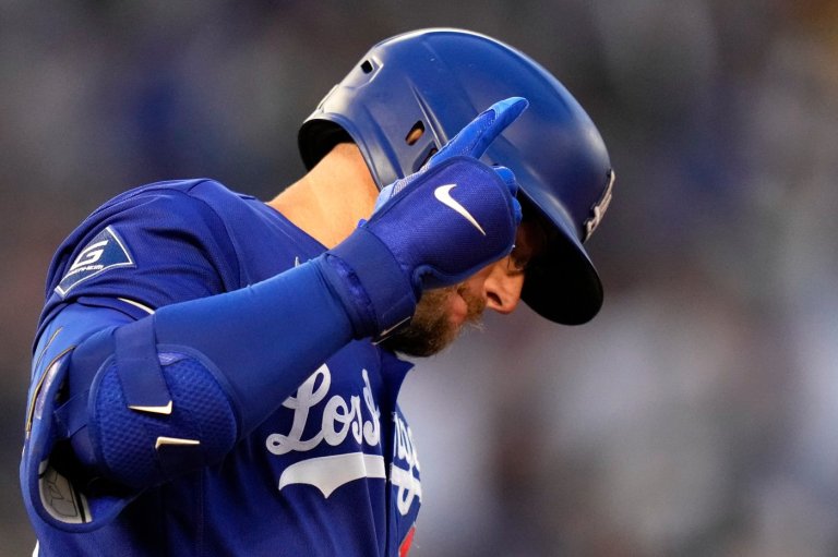 Dodgers' Max Muncy leaves game in 8th inning after getting hit by a pitch | iNFOnews.ca