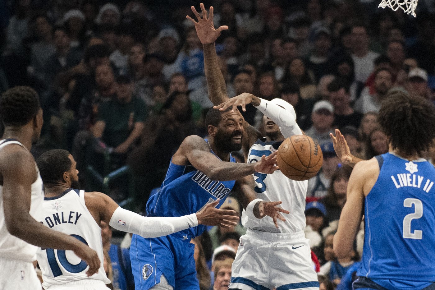 Edwards scores 26, Wolves hold on to beat Mavs 105-99 after Doncic injury | iNFOnews.ca Edwards scores 26, Wolves hold on to beat Mavs 105-99 after Doncic injury | iNFOnews.ca