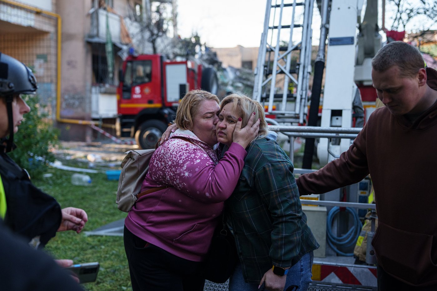 Russia hammers Ukraine for a 3rd straight day, flattening a Kyiv apartment block and killing 9 | iNFOnews.ca