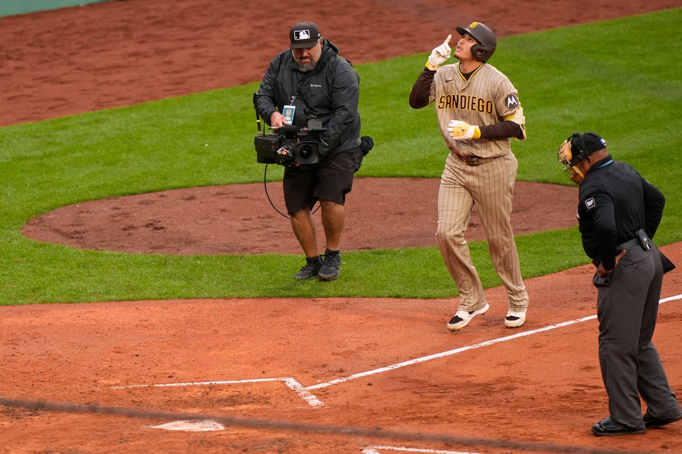 Kick-save and a beauty: Manny Machado's well-timed kick helps Padres rally to win in Boston | iNFOnews.ca