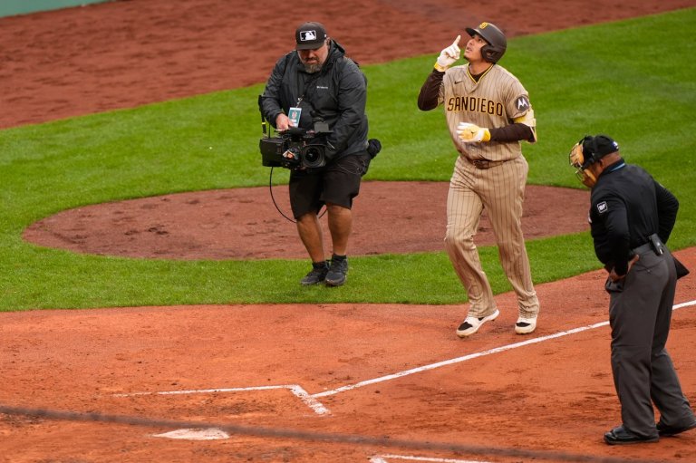 Kick-save and a beauty: Manny Machado's well-timed kick helps Padres rally to win in Boston | iNFOnews.ca
