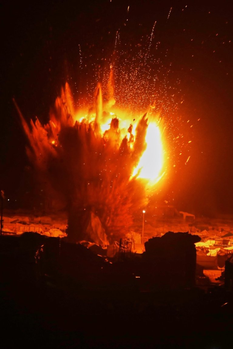 See the world in vertical: Top photos by AP photojournalists | iNFOnews.ca