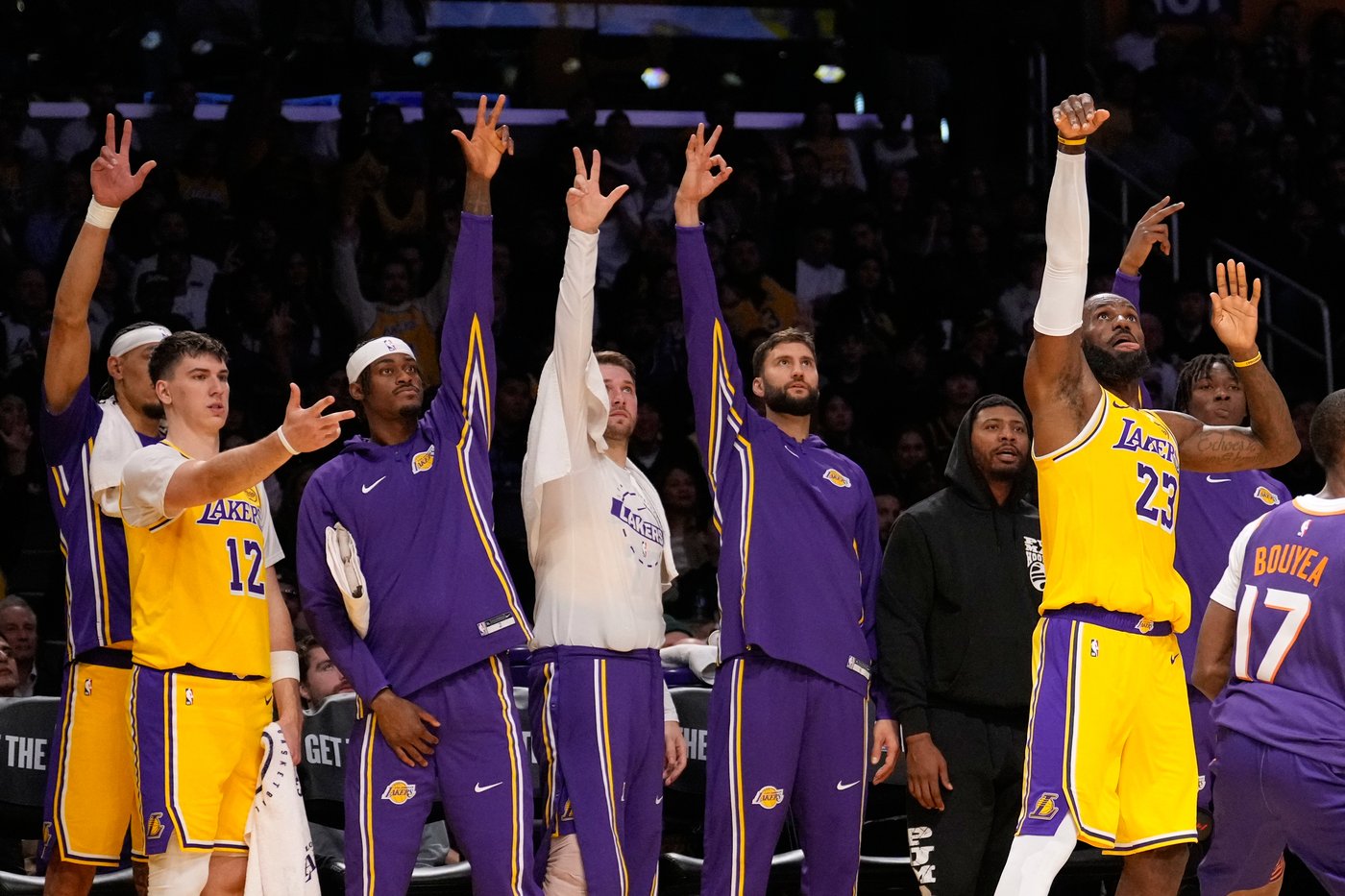 LeBron James hits 2 late free throws, Lakers beat Suns 116-114 after blowing 20-point lead | iNFOnews.ca