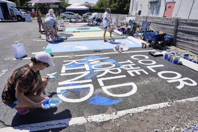 Parking spots used as colorful protest against Florida crackdown on rainbow crosswalks | iNFOnews.ca