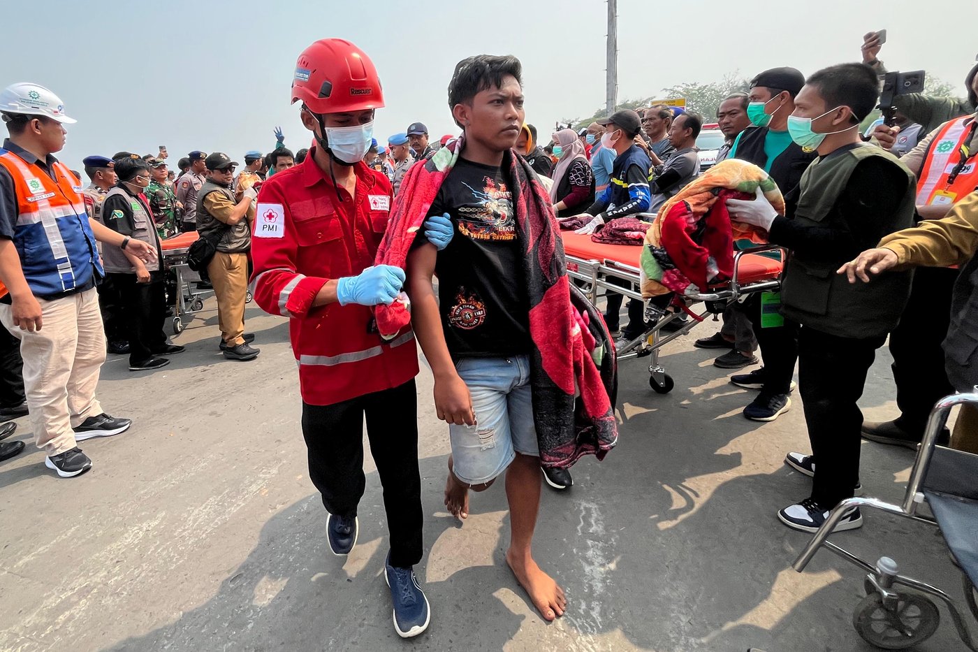 Indonesian divers recover 3 bodies from capsized ferry as salvage operation begins | iNFOnews.ca