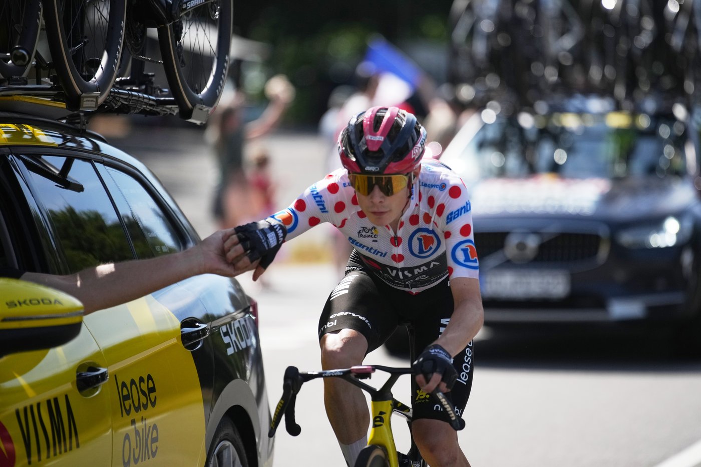 Vingegaard needs surgery on fractured collarbone after crashing out of Tour de France on Stage 15 | iNFOnews.ca