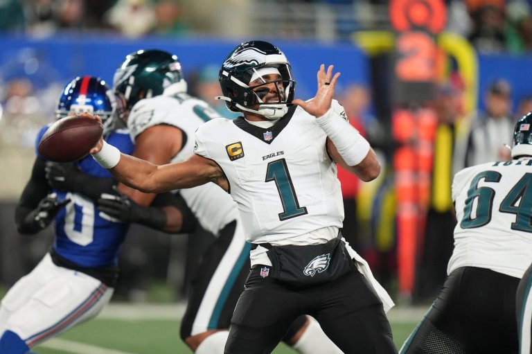 Jalen Hurts throws an interception among mistakes that lead to the Eagles' 2nd consecutive loss | iNFOnews.ca