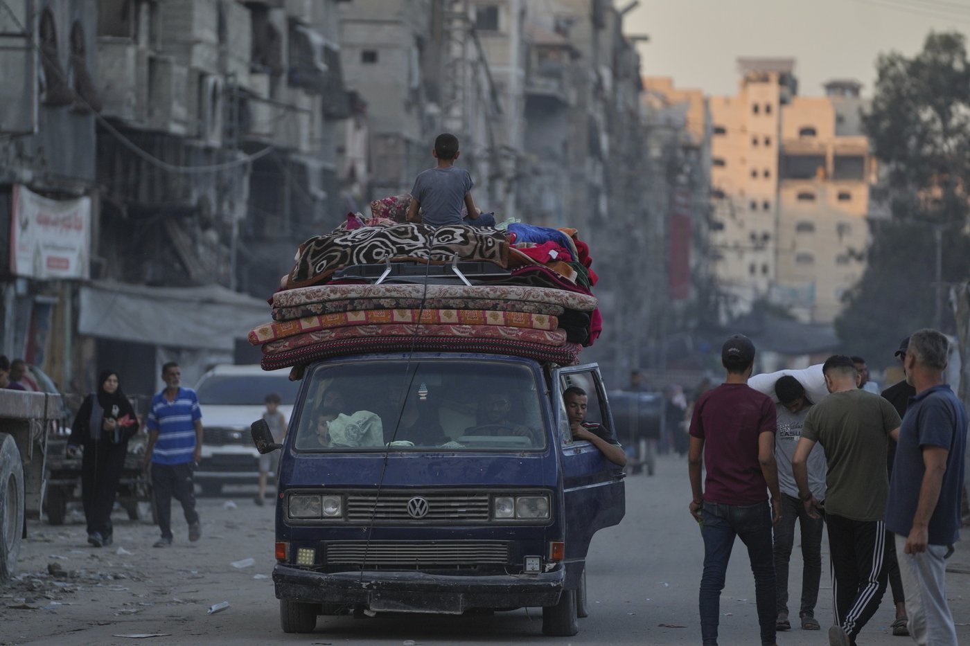 Photos show displaced Palestinians fleeing the northern Gaza Strip | iNFOnews.ca
