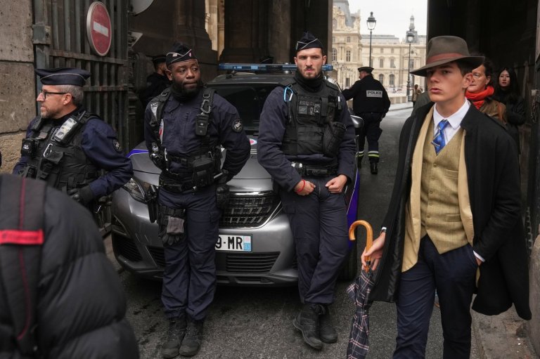 Inspector Clouseau? The mystery man in an AP photo after the Louvre jewel heist creates a buzz | iNFOnews.ca