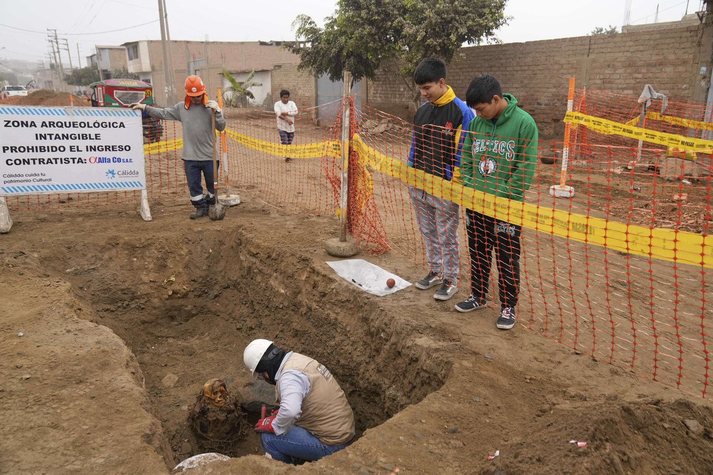 Utility workers uncover 1,000-year-old pre-Inca mummy in Peru's capital | iNFOnews.ca