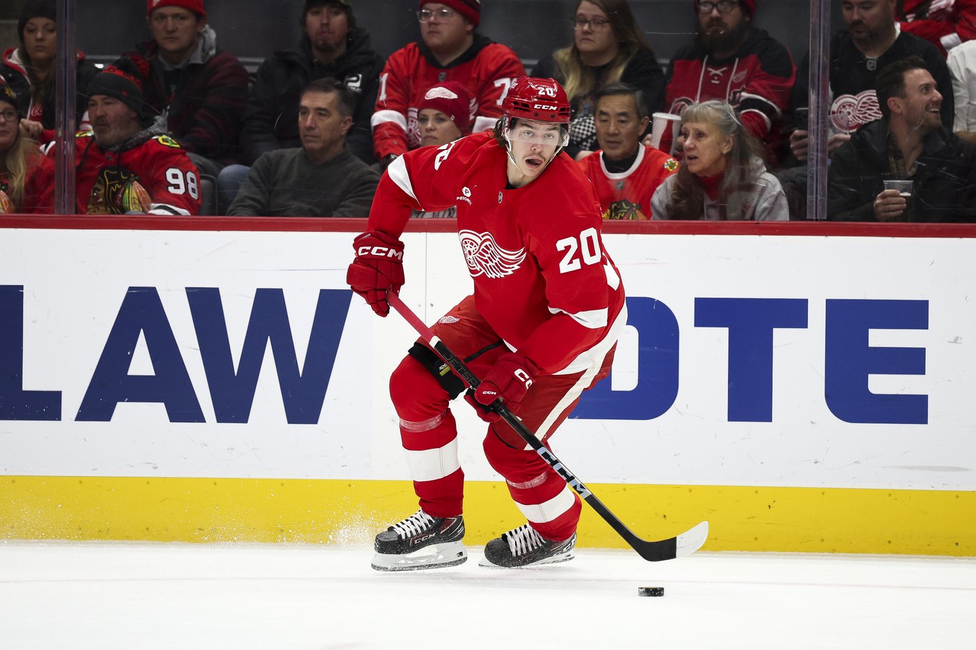 Red Wings hold off Blackhawks 5-3 for 6th straight victory | iNFOnews.ca