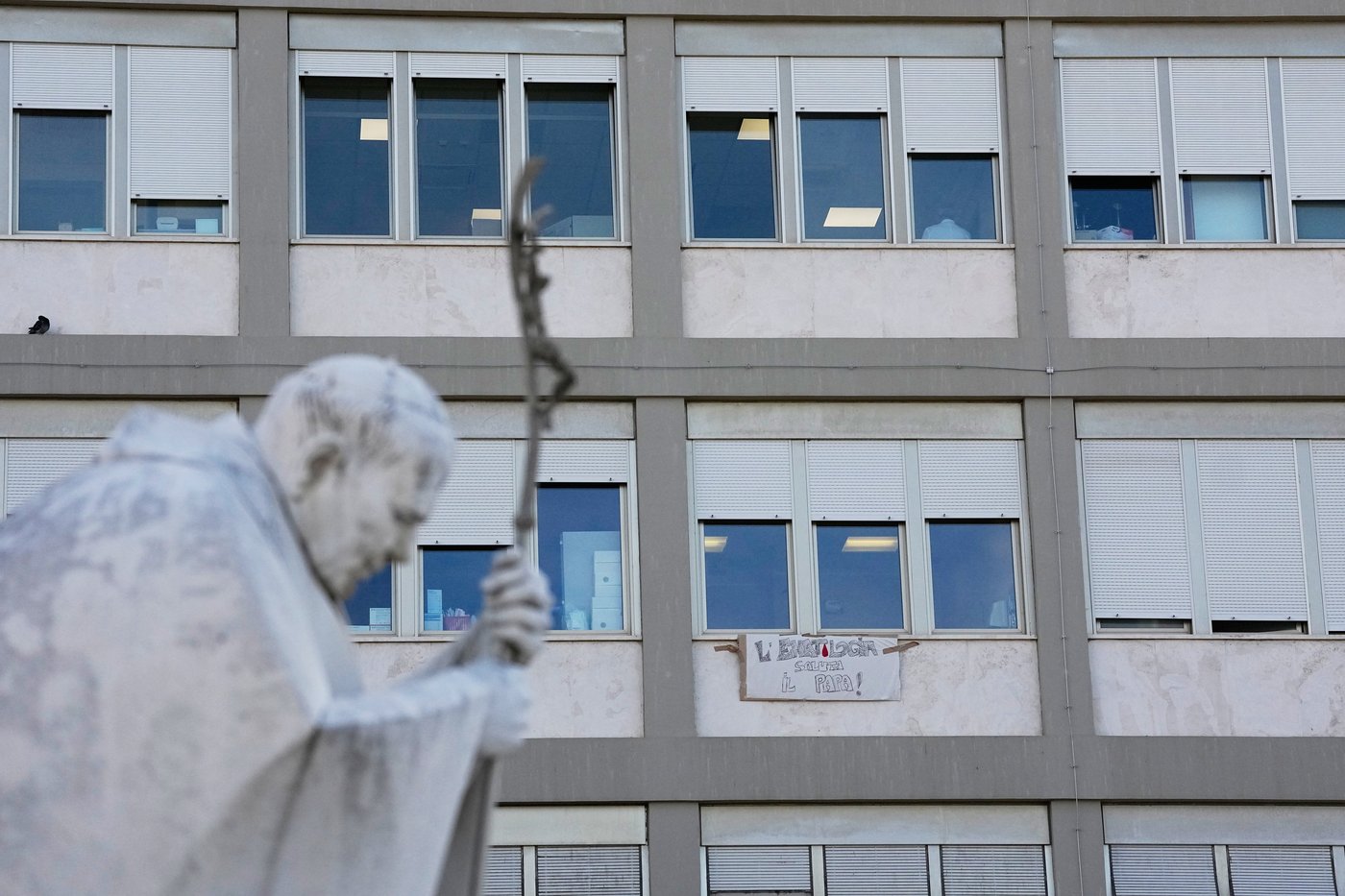 Pope Leo resumes working, sees top aide in hospital as doctors say lung recovered from surgery | iNFOnews.ca Pope Leo resumes working, sees top aide in hospital as doctors say lung recovered from surgery | iNFOnews.ca