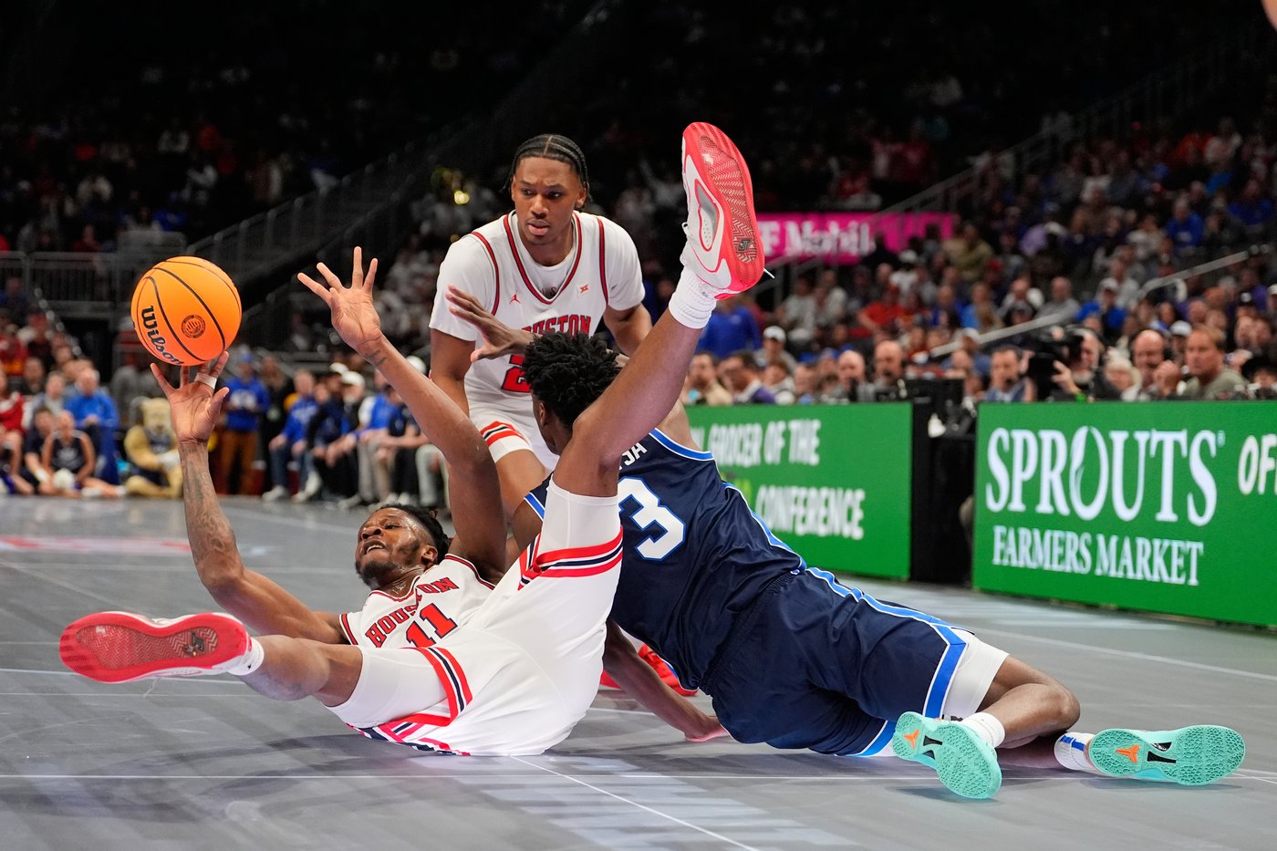 Big 12 ditching slippery glass floor for hardwood for rest of tournament | iNFOnews.ca