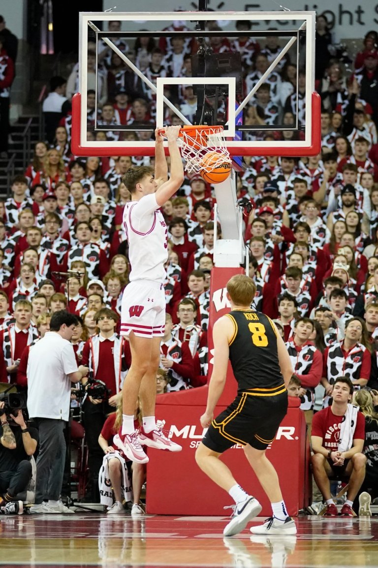 Boyd scores 27 as No. 24 Wisconsin pulls away to beat Iowa 84-71 | iNFOnews.ca