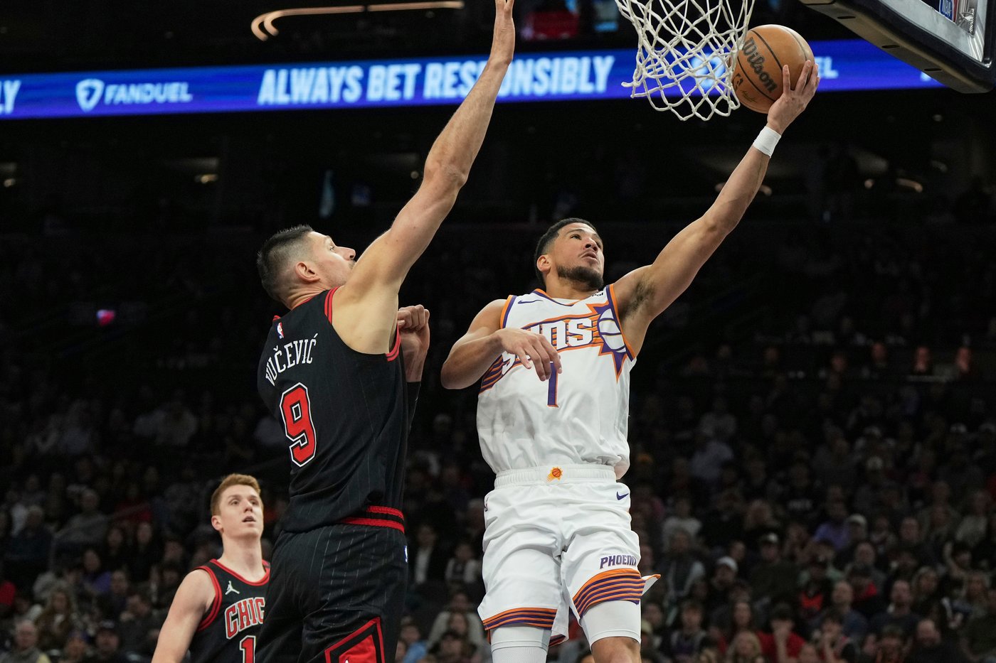 Booker scores 41 to lead Phoenix past Chicago 127-121 | iNFOnews.ca