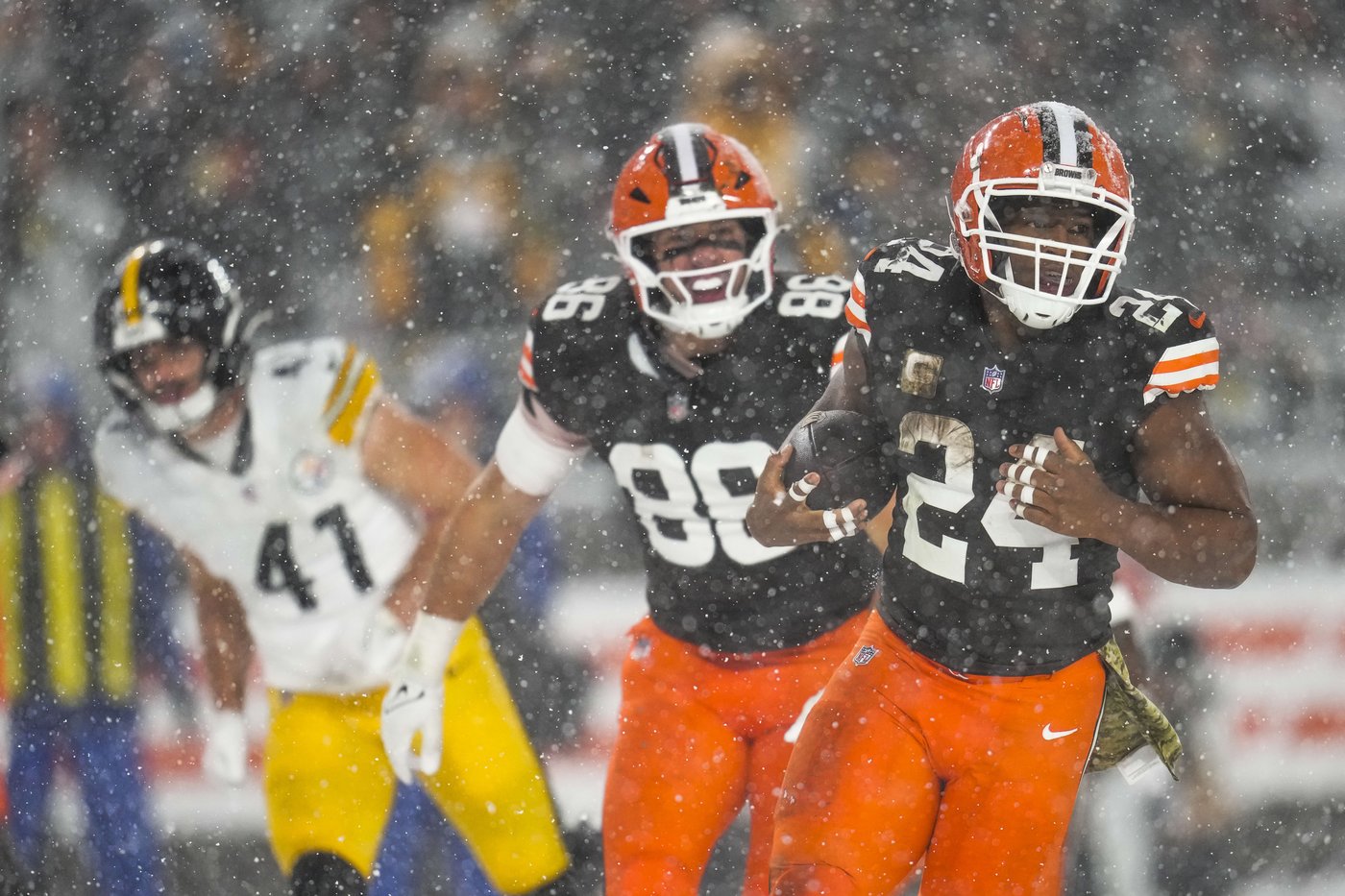 Nick Chubb plows through heavy snow for 2-yard TD, giving Browns 24-19 win over Steelers | iNFOnews.ca