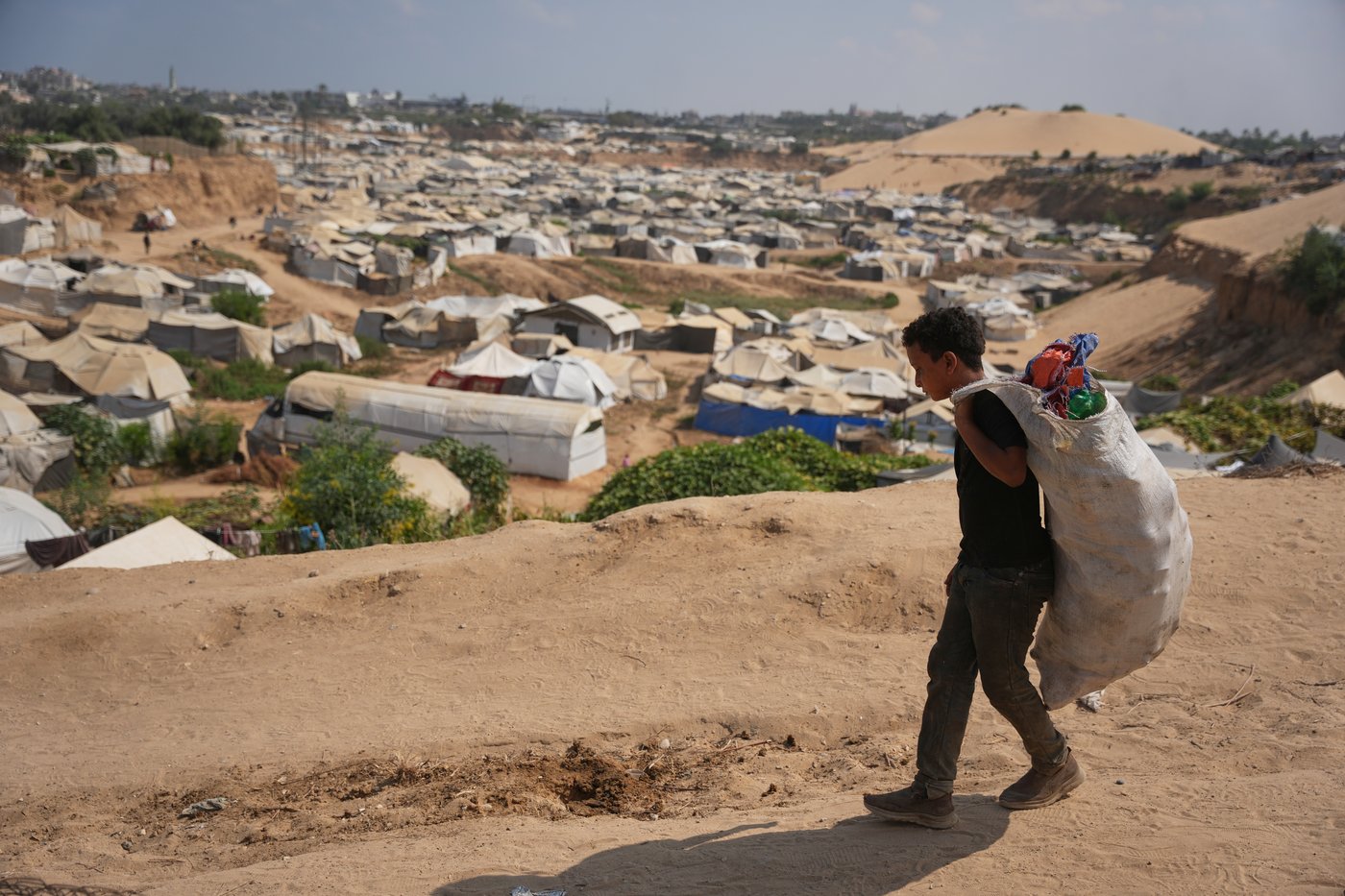 Palestinians in Gaza scavenge trash for things to burn to cook meals, in photos | iNFOnews.ca