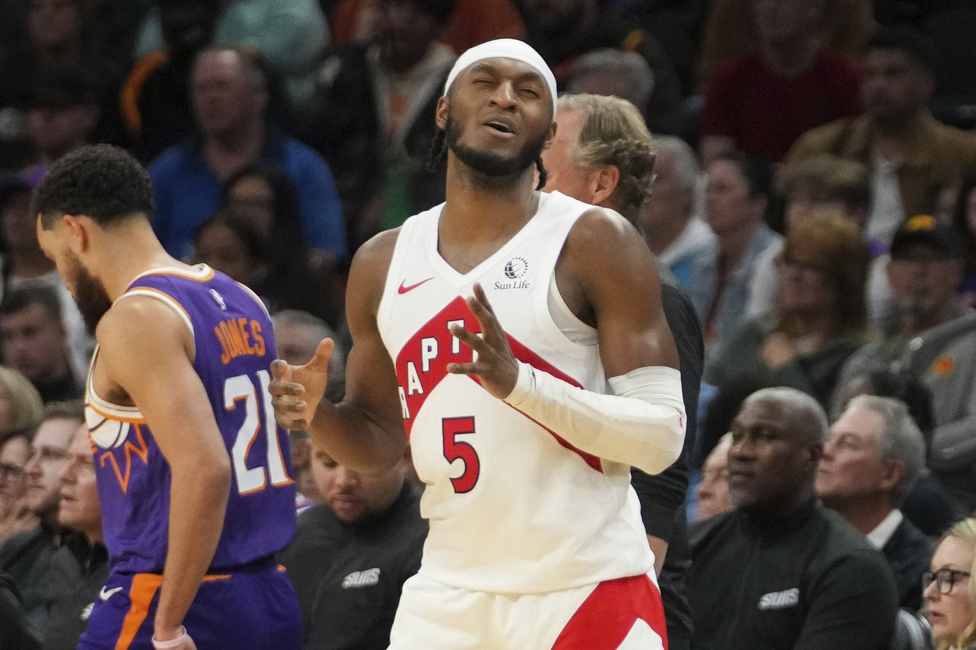 Devin Booker leads big 2nd quarter, Suns rout Raptors 129-89 | iNFOnews.ca Devin Booker leads big 2nd quarter, Suns rout Raptors 129-89 | iNFOnews.ca