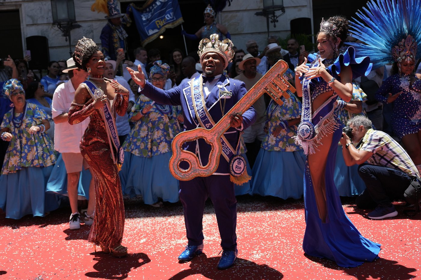 Let the revelry begin: Rio mayor hands city's key to King Momo as Carnival kicks off | iNFOnews.ca Let the revelry begin: Rio mayor hands city's key to King Momo as Carnival kicks off | iNFOnews.ca