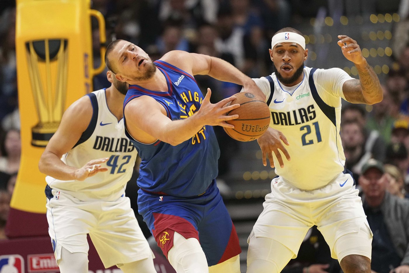 Mavericks recover after losing 24-point lead, overcome Jokic's triple-double to beat Nuggets 123-120 | iNFOnews.ca