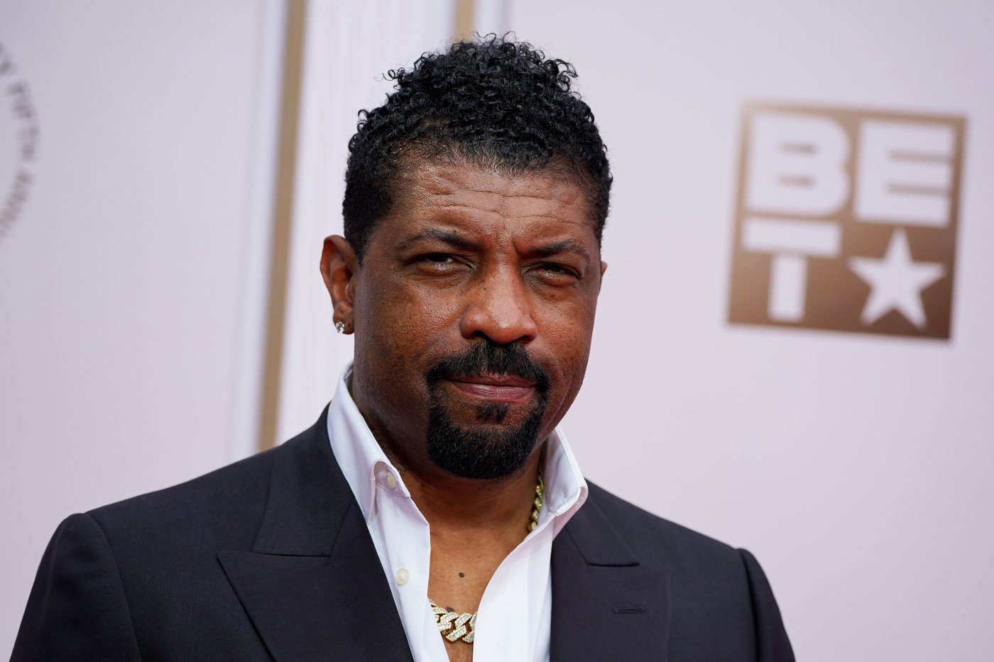 Deon Cole returns to host NAACP Image Awards and says 'terrible' BAFTA disruption will be addressed | iNFOnews.ca