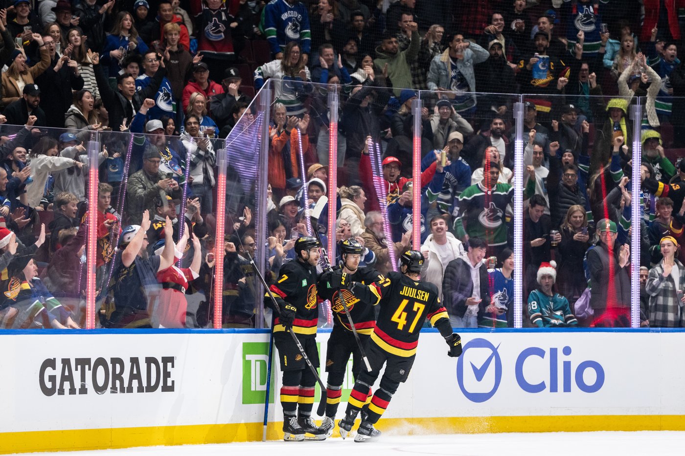 Pettersson scores a pair as Canucks sink Sharks 4-3 | iNFOnews.ca