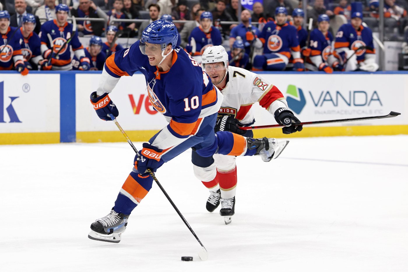 Islanders rally from a multigoal deficit to beat the Panthers 5-2 | iNFOnews.ca