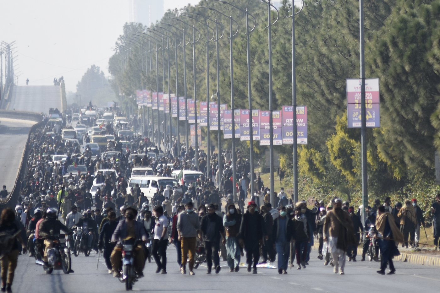 A violent showdown in Pakistan's capital pits the government against Imran Khan supporters | iNFOnews.ca A violent showdown in Pakistan's capital pits the government against Imran Khan supporters | iNFOnews.ca