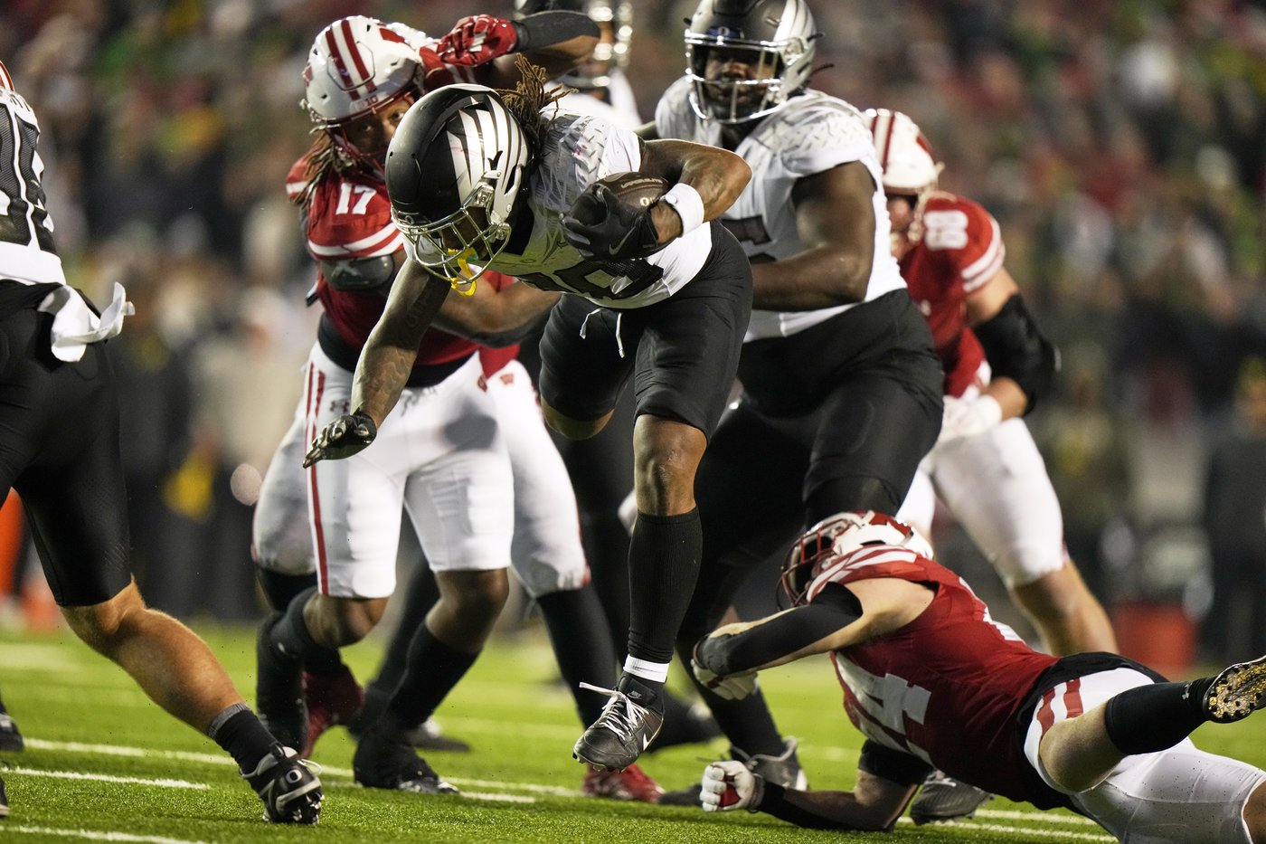 No. 1 Oregon rallies in 4th quarter to beat Wisconsin 16-13 | iNFOnews.ca