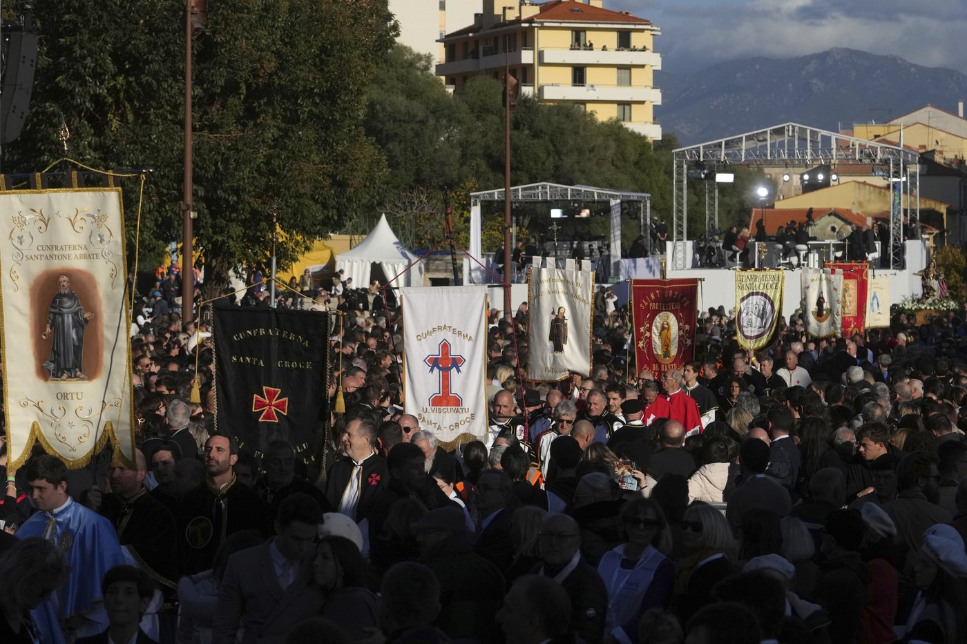 Pope Francis makes 1st papal visit to France's Corsica awash in expressions of popular piety | iNFOnews.ca