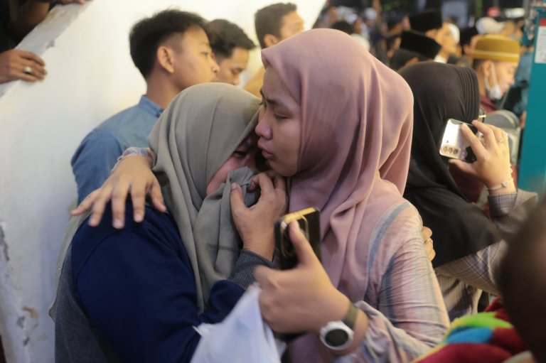 Islamic school in Indonesia collapses killing at least 1 and injuring dozens more | iNFOnews.ca