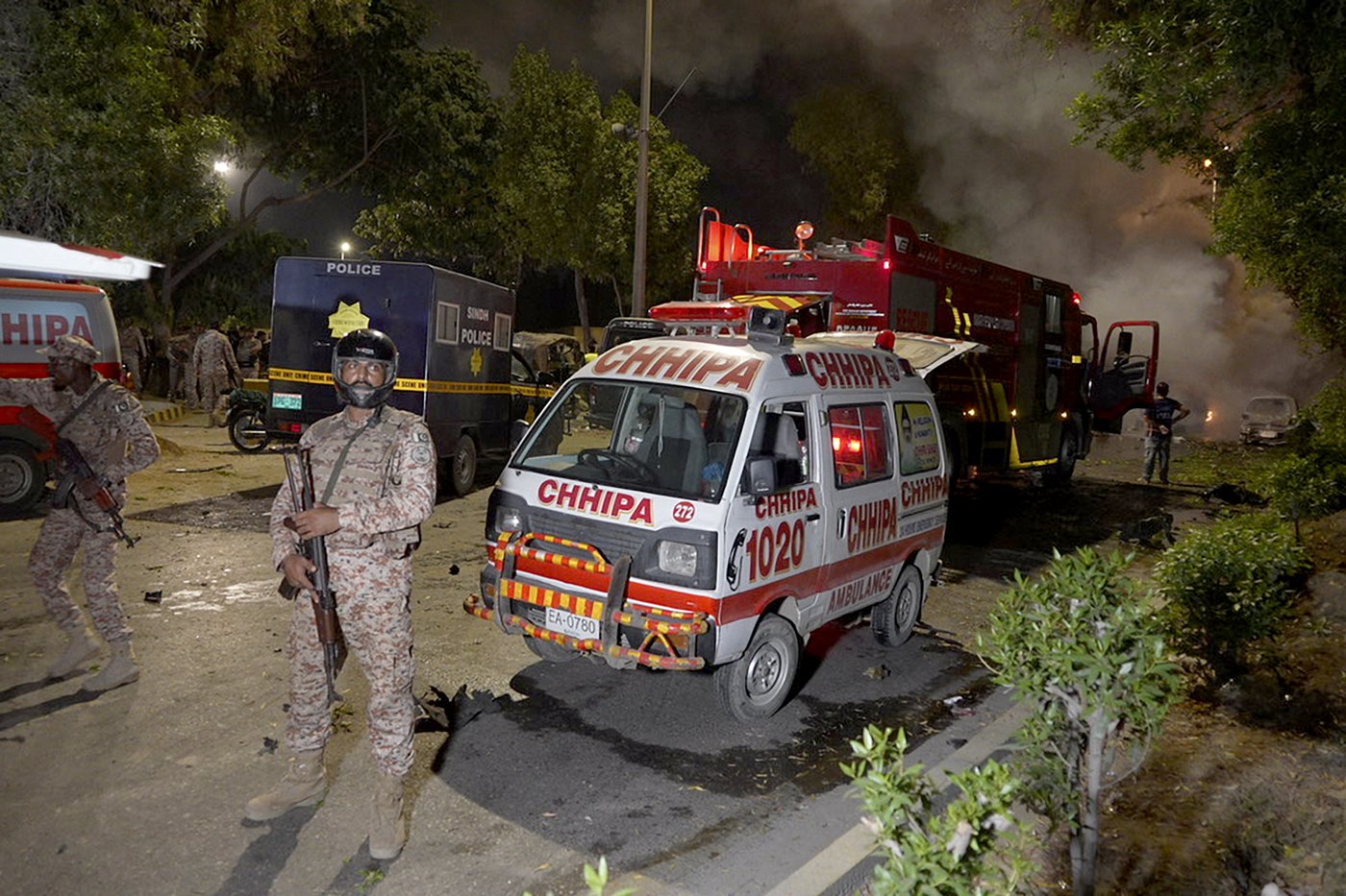 An explosion outside the Karachi, Pakistan, airport kills 2 workers from China and injures others | iNFOnews.ca