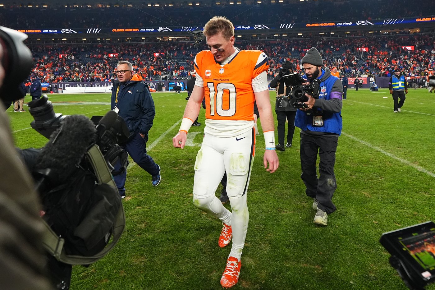 Bo Nix breaks his right ankle late in Broncos' playoff win, will have season-ending surgery | iNFOnews.ca